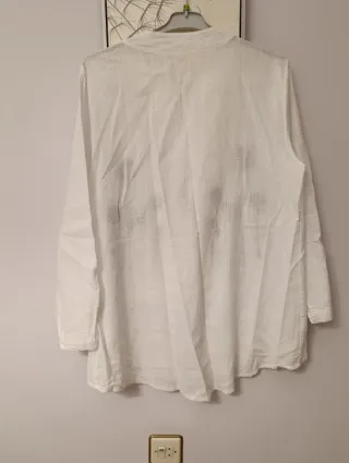 Camisa blanca manga larga con estampado floral