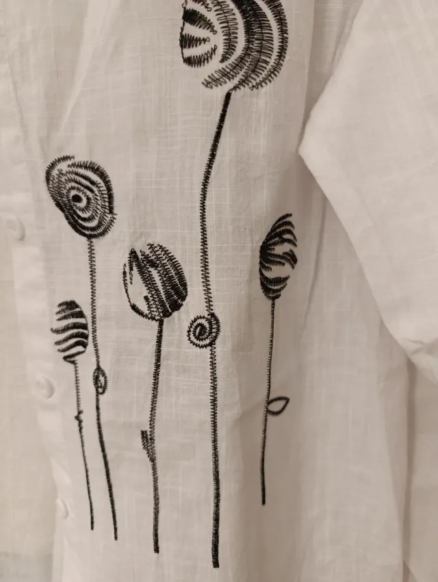 Camisa blanca manga larga con estampado floral