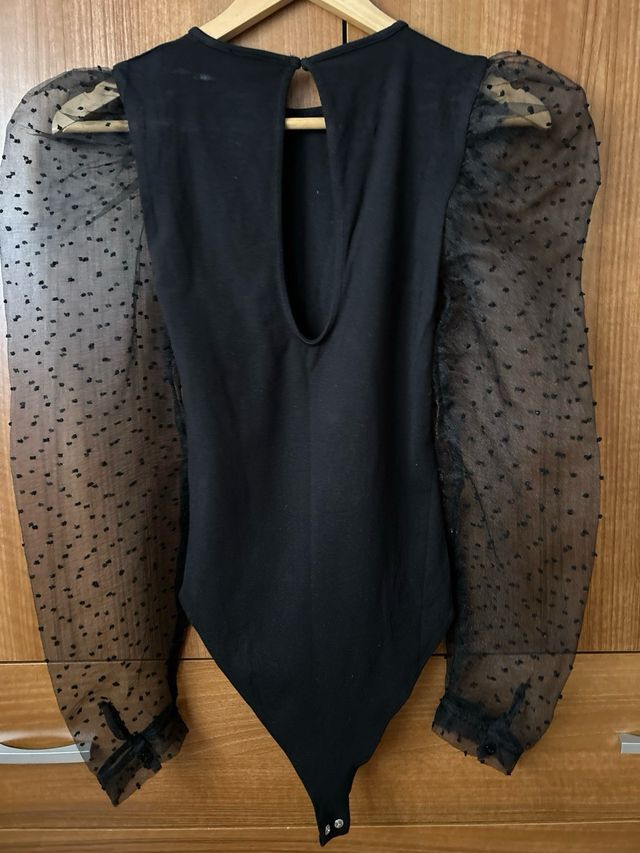 Body negro con mangas abullonadas
