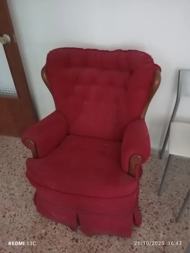 Sillón rojo de madera