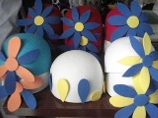 3 cappelli e berretti decorati con fiori