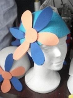 3 cappelli e berretti decorati con fiori