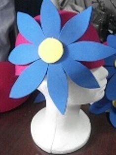 3 cappelli e berretti decorati con fiori