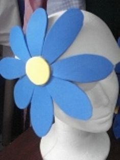 3 cappelli e berretti decorati con fiori