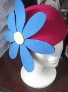 3 cappelli e berretti decorati con fiori