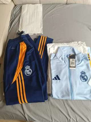 Chándal Real Madrid Adidas sin estrena. 