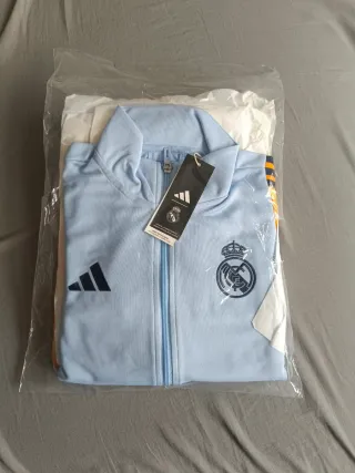 Chándal Real Madrid Adidas sin estrena. 