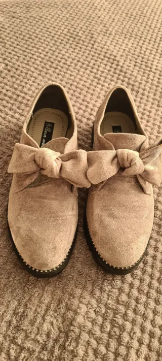 Zapatos planos beige con lazo