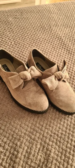 Zapatos planos beige con lazo