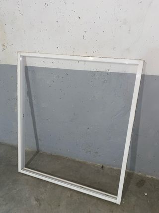 Ventana corredera blanca mediana