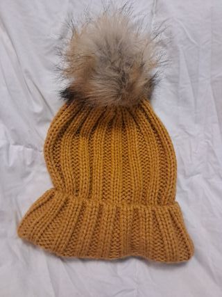 Gorro de lana con pompón