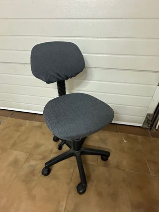 Silla de escritorio con funda gris