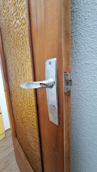 Puerta vintage madera con cristalera