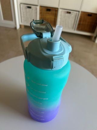 Botella de agua reutilizable 2L con pajita 