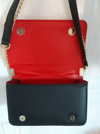 Bolso de mano negro con cadena dorada