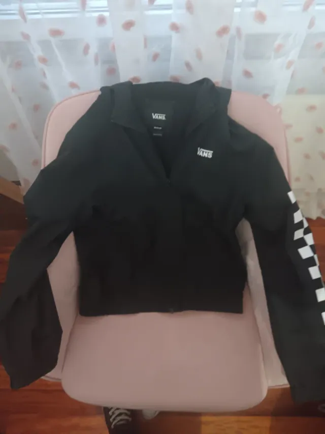 Cazadora Vans Negra con Logo y Mangas Cuadros