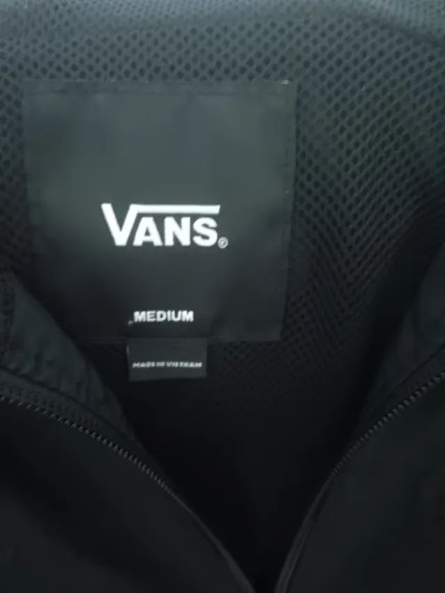 Cazadora Vans Negra con Logo y Mangas Cuadros