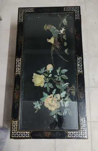 Tavolino antico con decorazioni floreali e uccelli