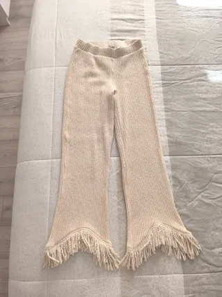 Pantalón de punto beige con flecos