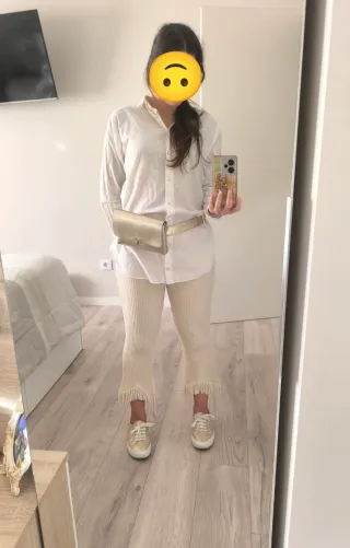Pantalón de punto beige con flecos