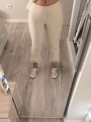 Pantalón de punto beige con flecos