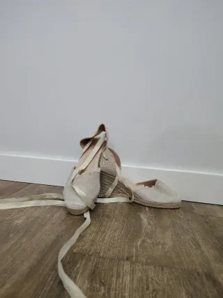 Alpargatas cuña beige atadas