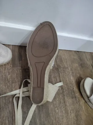 Alpargatas cuña beige atadas
