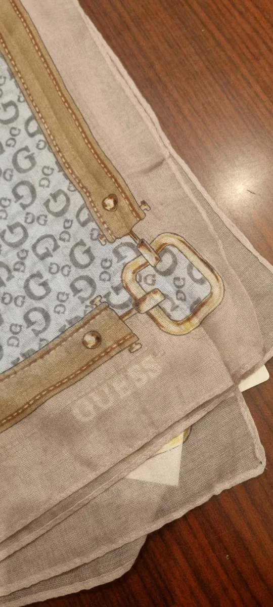 Sciarpa foulard Guess elegante beige e oro