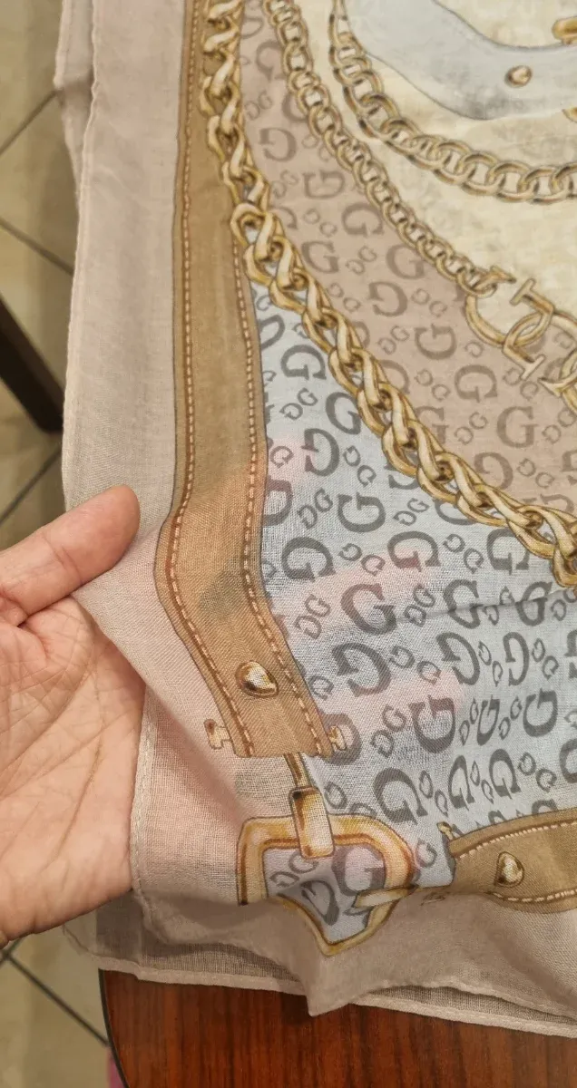 Sciarpa foulard Guess elegante beige e oro