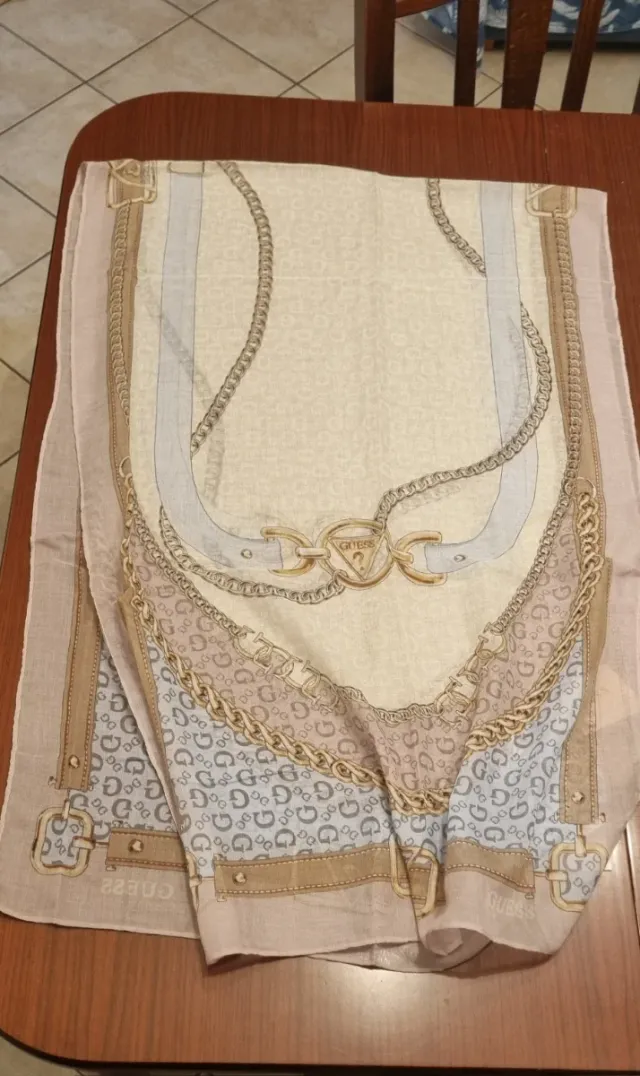 Sciarpa foulard Guess elegante beige e oro