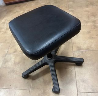 Taburete negro con ruedas