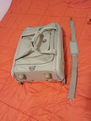Maleta de viaje Kuoni con ruedas y asa extensible.