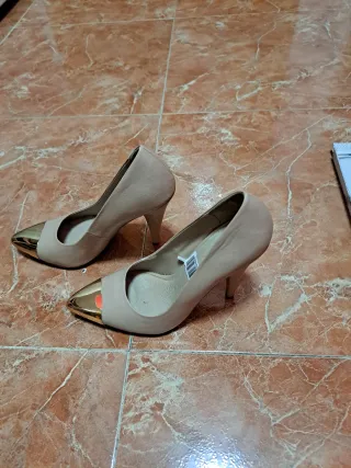 Zapatos tacón beige y dorado talla 37,solo puestos