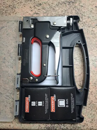 Grapadora Powerfix Profi con grapas