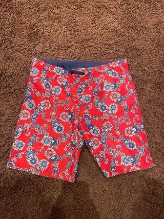 Bañador rojo estampado floral azul