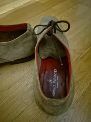 Zapatos grises de ante