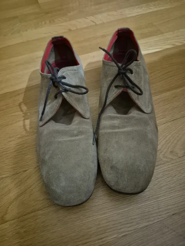 Zapatos grises de ante