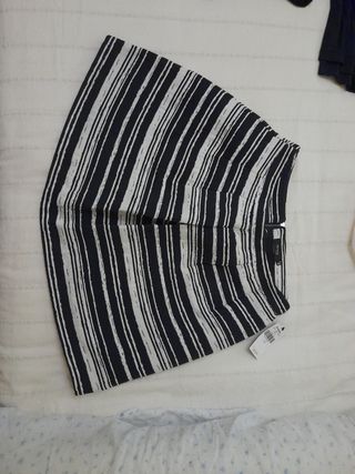 Falda de rayas blancas y negras talla 42