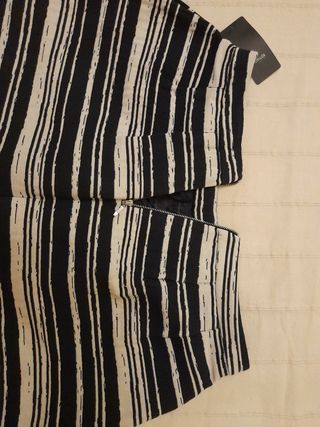Falda de rayas blancas y negras talla 42