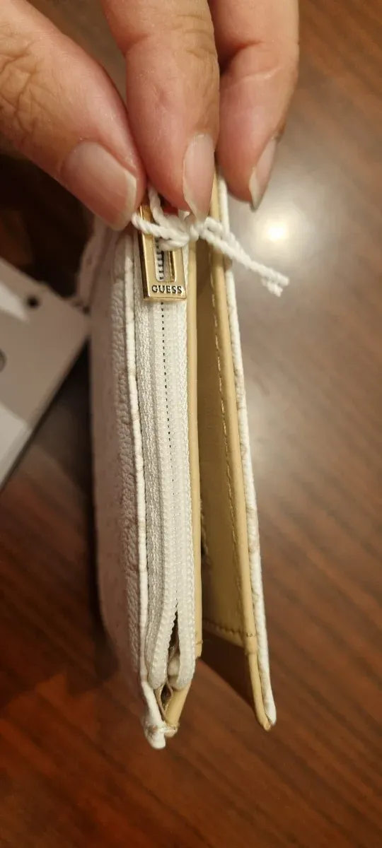 Portafoglio Guess piccolo bianco logo oro