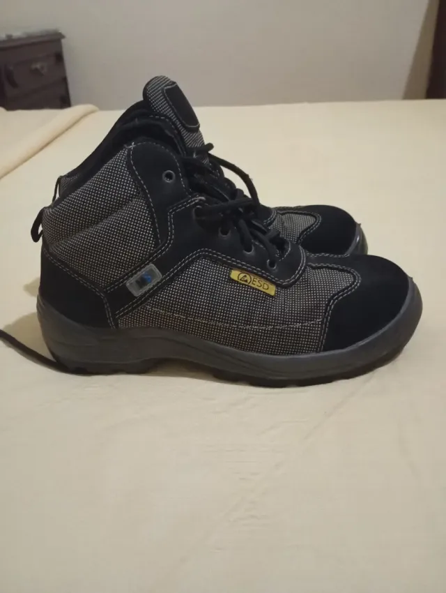 Zapatillas Botas Negras y Grises