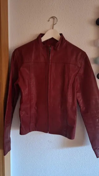 Cazadora de piel roja 