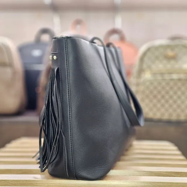 Borsa Love Moschino con frange e borchie