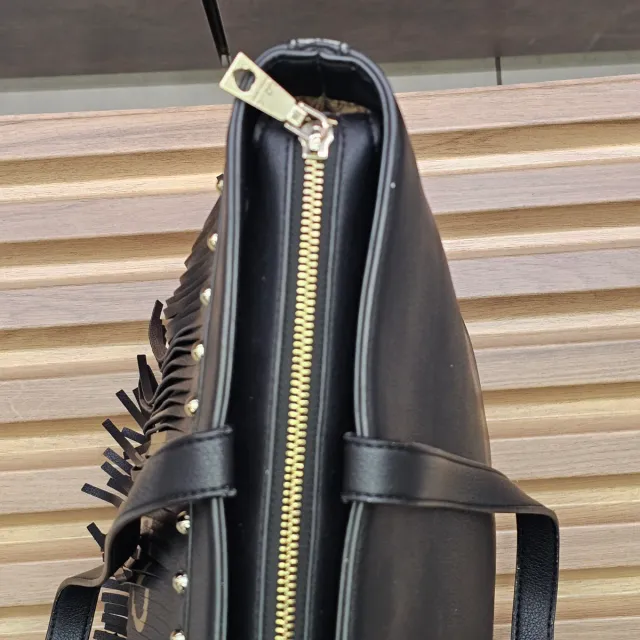 Borsa Love Moschino con frange e borchie