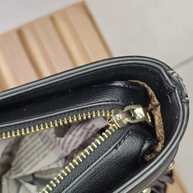 Borsa Love Moschino con frange e borchie