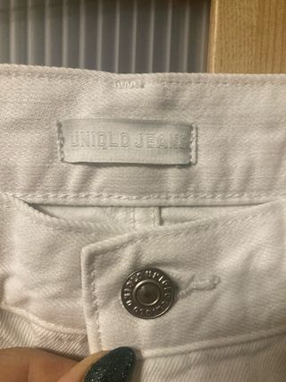 Pantalones vaqueros Uniqlo blancos rotos