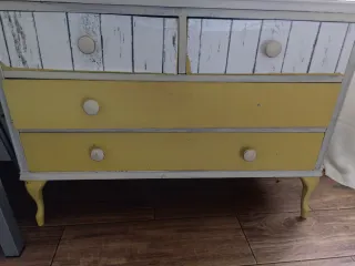 Cómoda restaurada madera blanca y amarilla