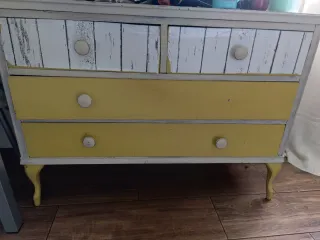 Cómoda restaurada madera blanca y amarilla