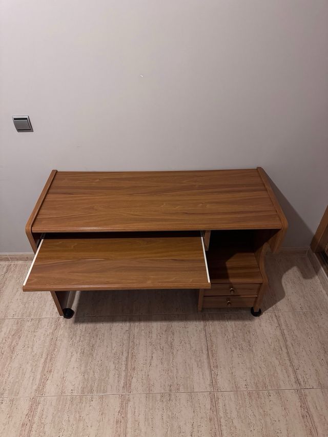 Escritorio madera con ruedas y 2 cajones