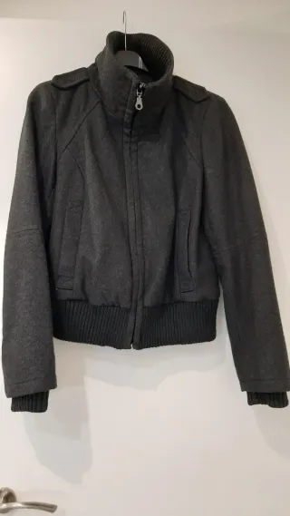 Chamarra gris estilo bomber